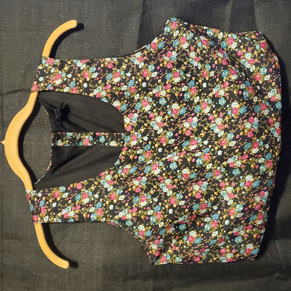 🎊4/$20 // FOREVER 21: Floral Crop Top
